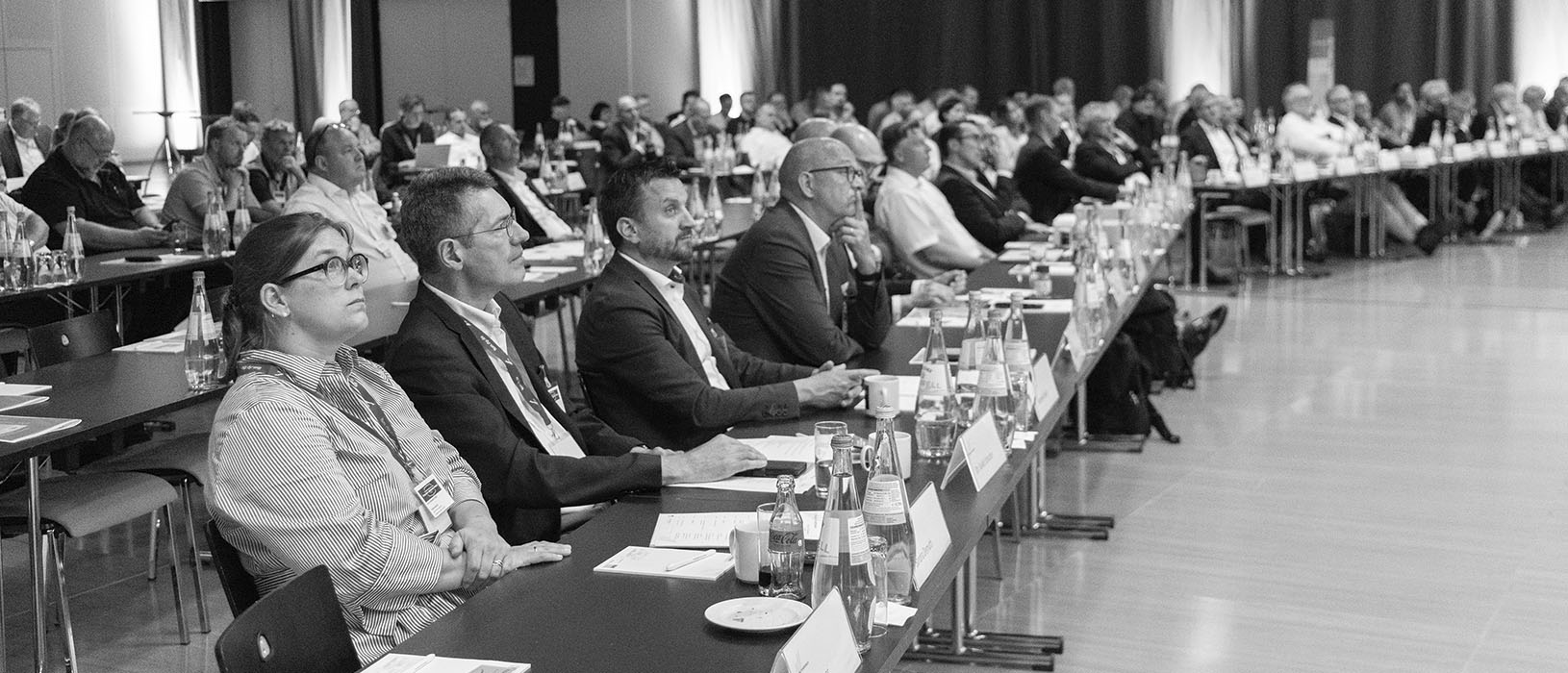 Besucher des Trucksymposium folgen einer Präsentation.